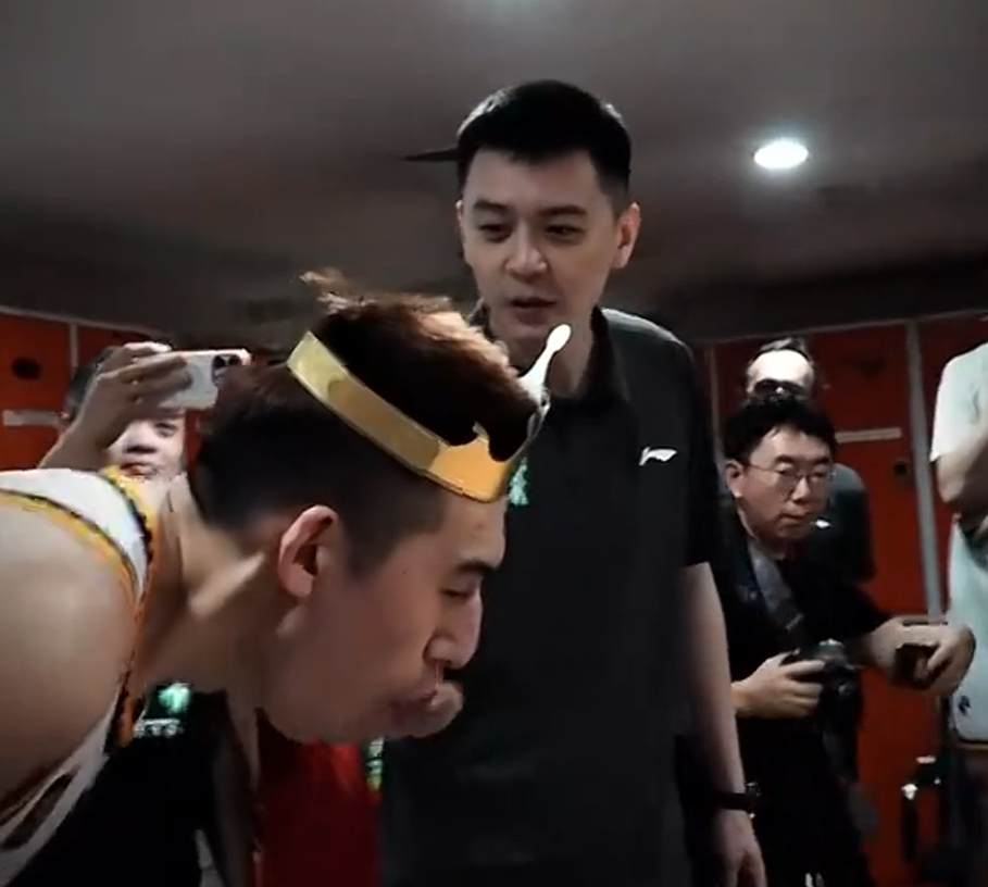 辽宁给付豪庆生！杨鸣暖心，俞泽辰摁头暴扣，其余各将抹蛋糕！